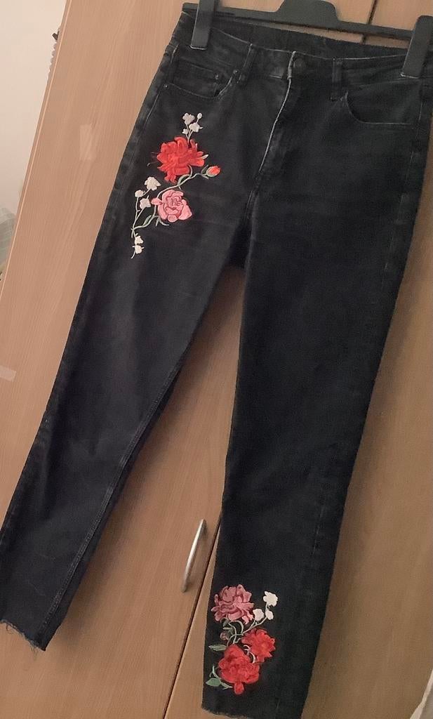Spijkerbroek. zwart met bloem.  mt 38., Verzenden, Zo goed als nieuw, Zwart, W30 - W32 (confectie 38/40)