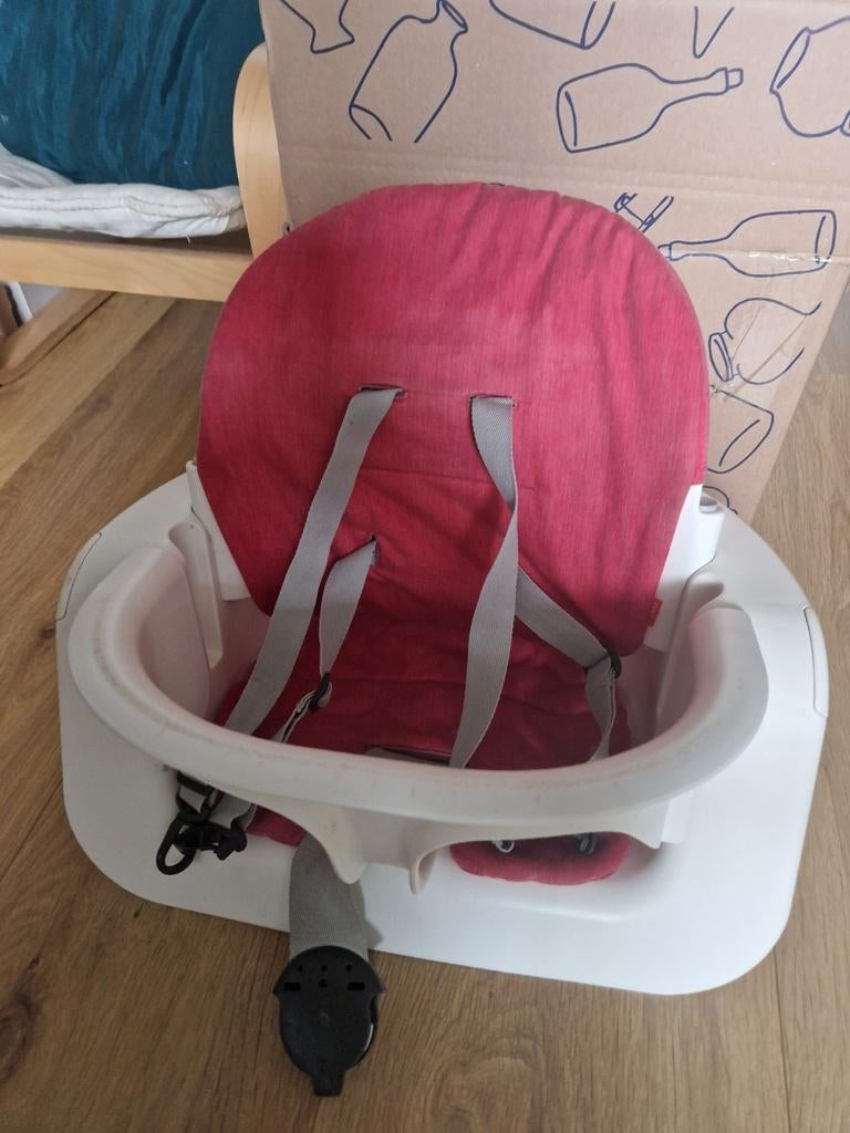 Stokke Steps Zitje met Rode Kussens en Eetblad, Kinderen en Baby's, Kinderstoelen, Gebruikt, Meegroeistoel, Afneembaar eetblad