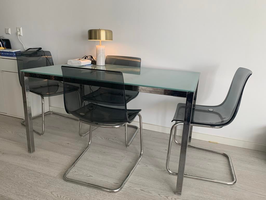Gratis bijna  Eettafel met glazen blad en 4 stoelen, Ophalen, Gebruikt, Modern, 4 tot 6 stoelen