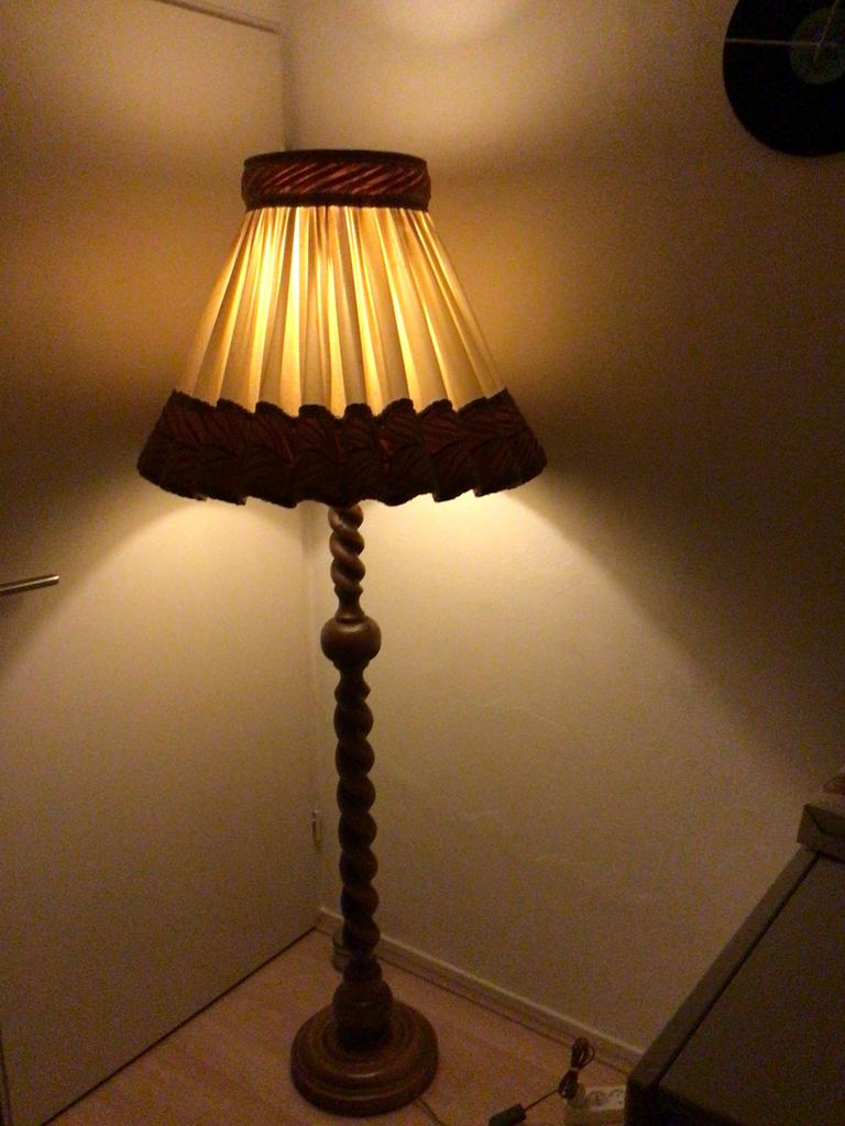 Staande Schemerlamp vintage, Huis en Inrichting, Lampen | Vloerlampen, Ophalen, Zo goed als nieuw, Hout, 150 tot 200 cm