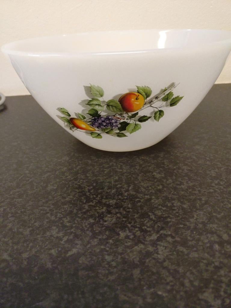 Vintage ARCOPAL schaal  met Fruitdecoratie, Gebruikt, Porselein of Keramiek, Schaal, Ophalen of Verzenden