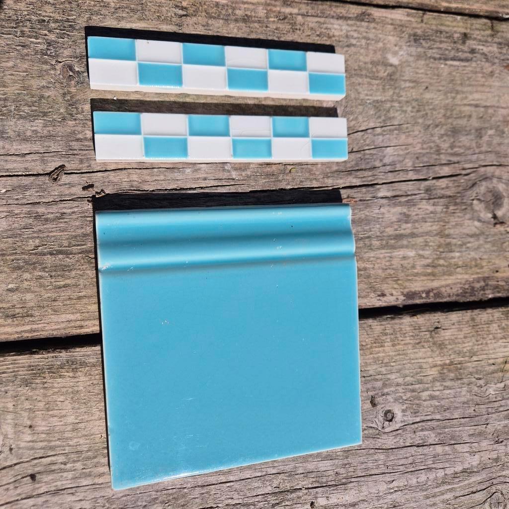 75 antieke plinten turquoise blauw en geblokte randjes, Ophalen