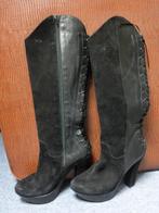 Suede zwarte hoge veterlaarzen met rood leder, Hoge laarzen, Zwart, Ophalen of Verzenden, Zo goed als nieuw