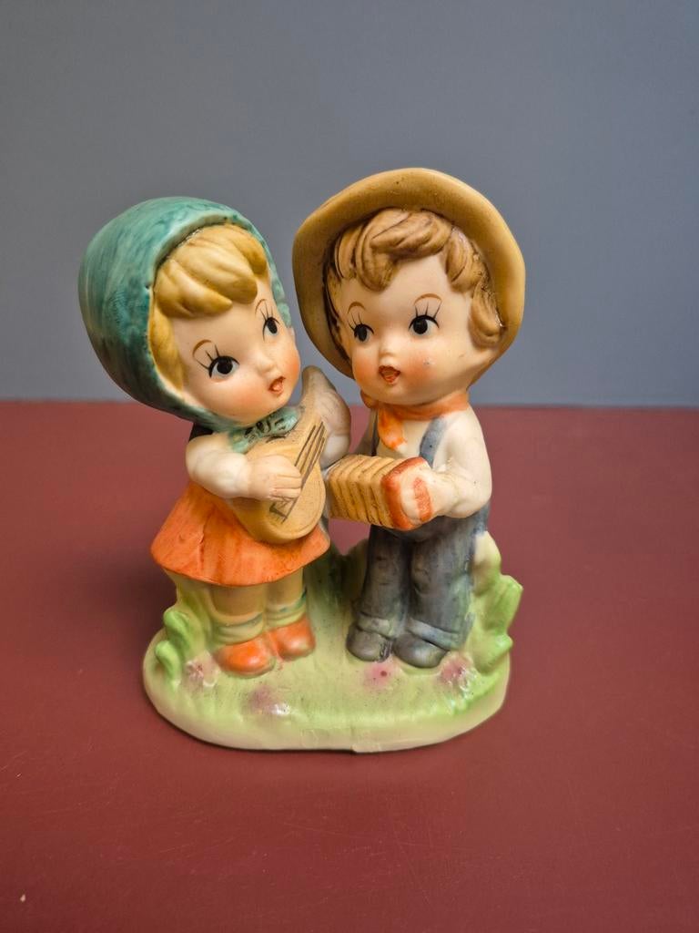 Jongen met accordeon en meisje met mandoline/gitaar, Verzamelen, Beelden en Beeldjes, Ophalen of Verzenden, Zo goed als nieuw