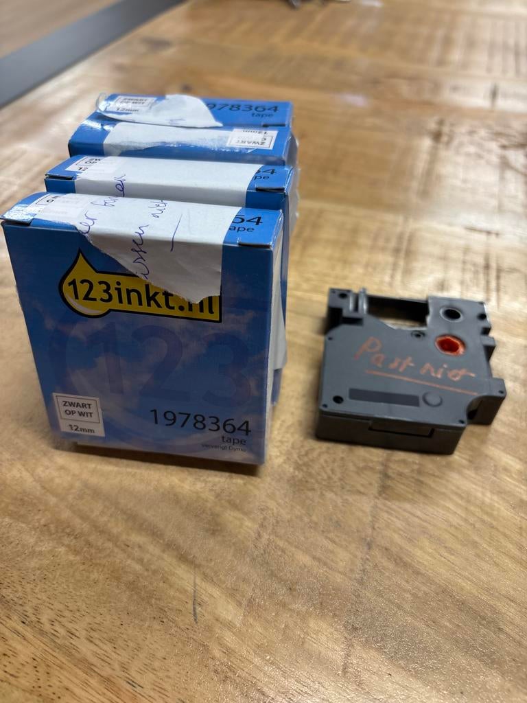 Tape Zwart op Wit 12mm - Vervangt Dymo, Computers en Software, Labelprinters, Ophalen of Verzenden, Nieuw, Tape-label