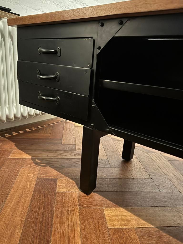 Stoer industrieel dressoir van mango hout met zwart staal, Ophalen, Teakhout, 150 tot 200 cm, Zo goed als nieuw
