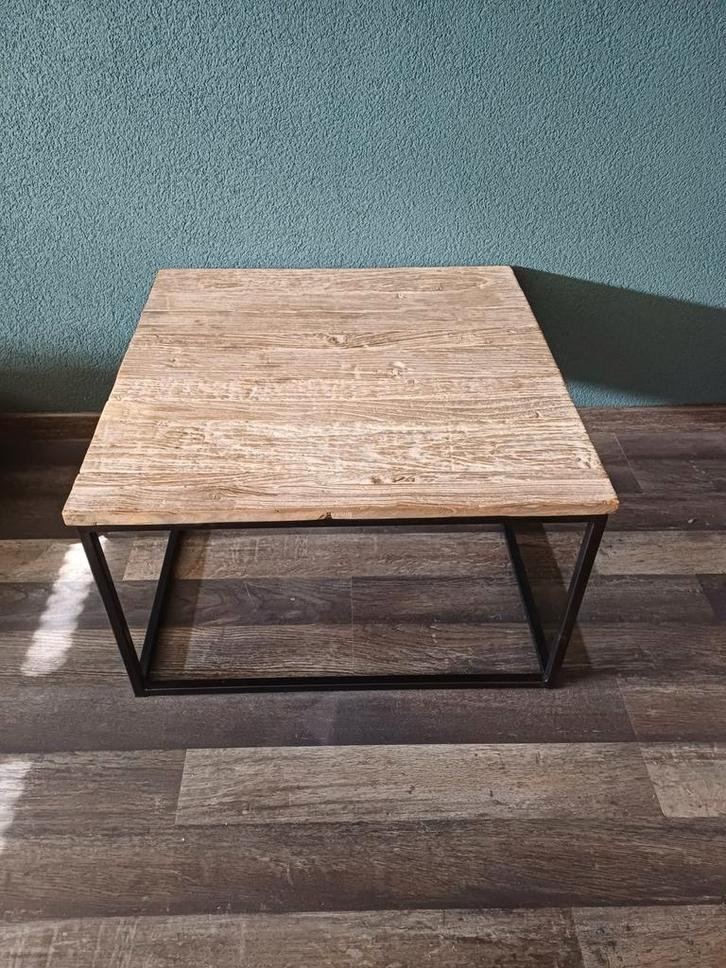 Salontafel met zwart ijzeren onderstel. Echt houten blad., Huis en Inrichting, Tafels | Salontafels, Gebruikt, Minder dan 50 cm