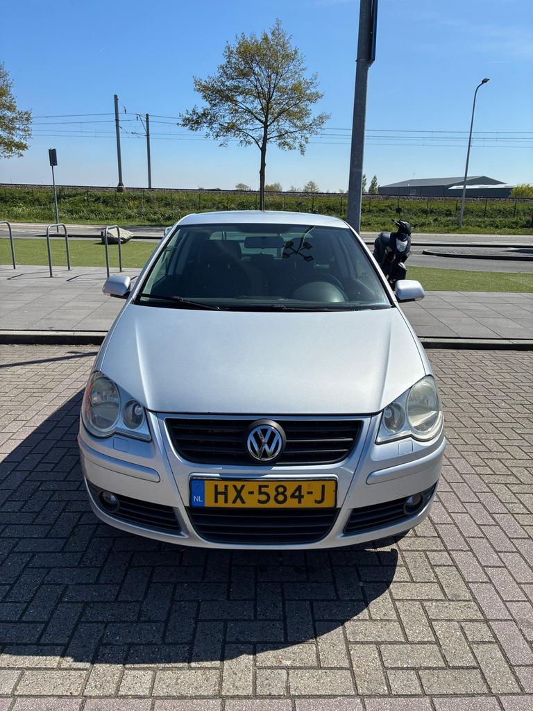 Volkswagen Polo 1.2 51KW/69 PK 2008 Zilvergrijs, Auto's, Voorwielaandrijving, 40 €/maand, 1198 cc, Handgeschakeld