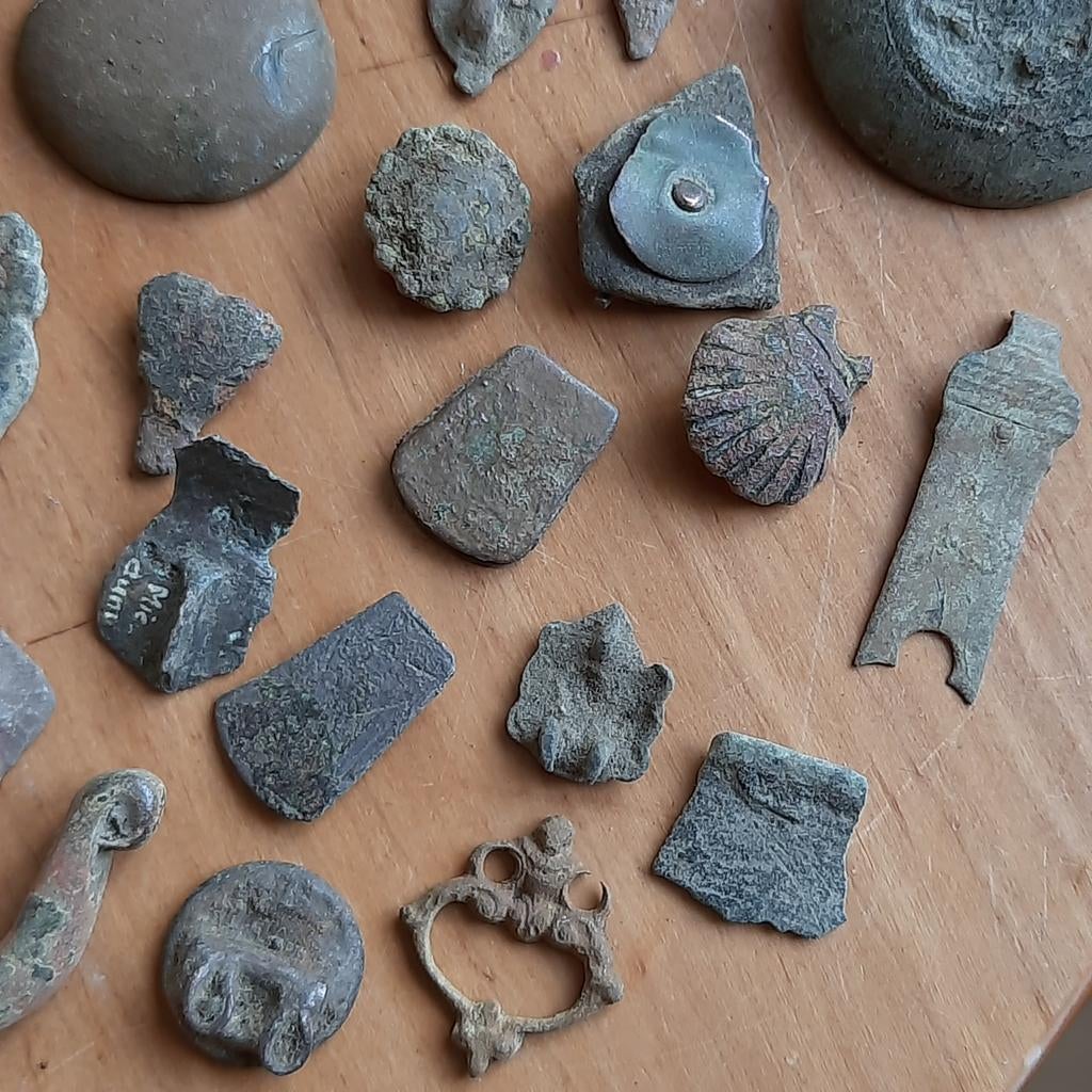 Bodemvondst Friesland: Lot Romeins Middeleeuws Beslag Fibula, Verzenden