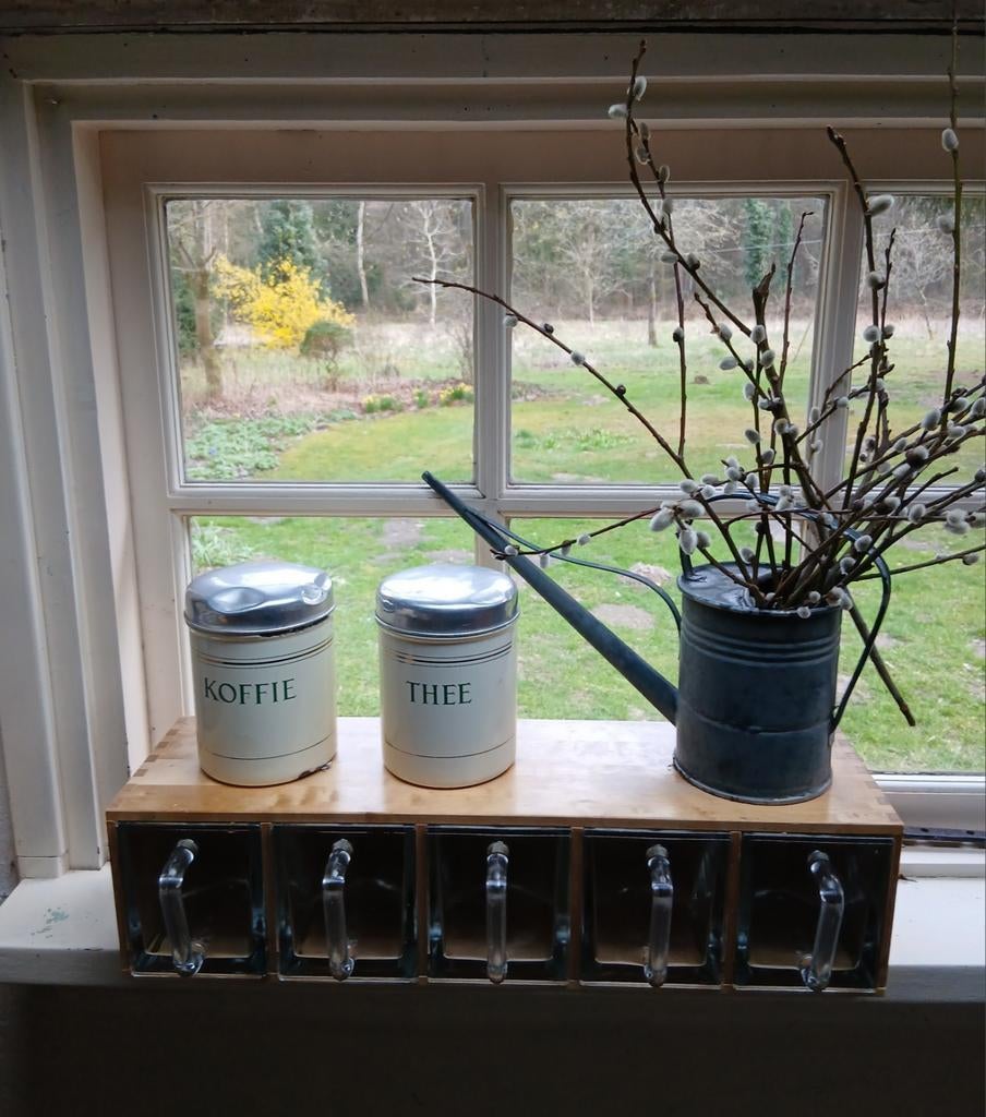 Glazen grutters  kruideniers bakken in houten rek, Ophalen of Verzenden