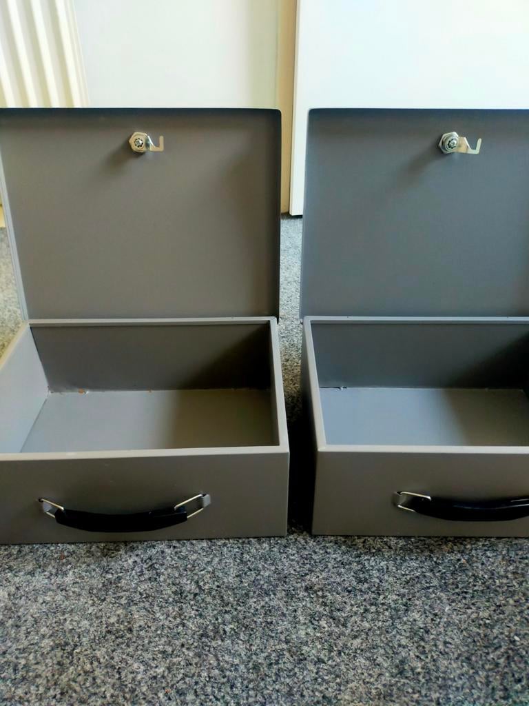 Twee grijze metalen kistjes met slot en sleutel, Huis en Inrichting, Woonaccessoires | Kisten, Ophalen of Verzenden, 50 tot 100 cm