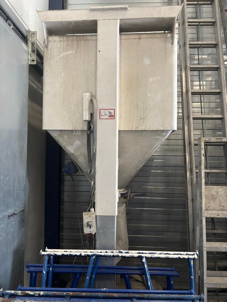 Betonspecie silo met trilfunctie, Ophalen