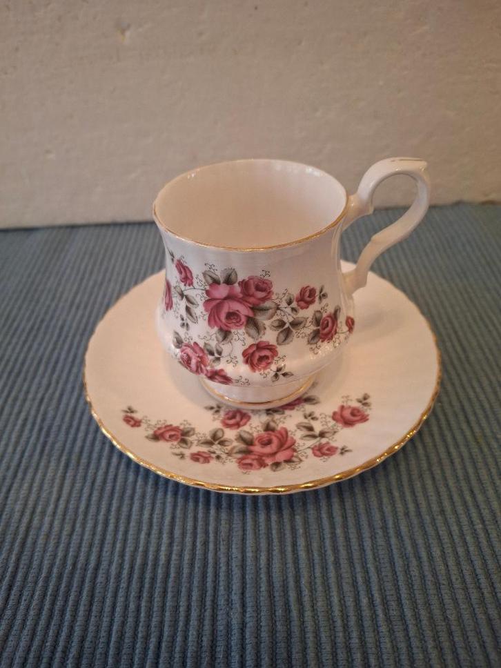 Royal Albert - mooie porseleinen kop en schotel met roosjes, Antiek en Kunst, Antiek | Servies los, Ophalen of Verzenden