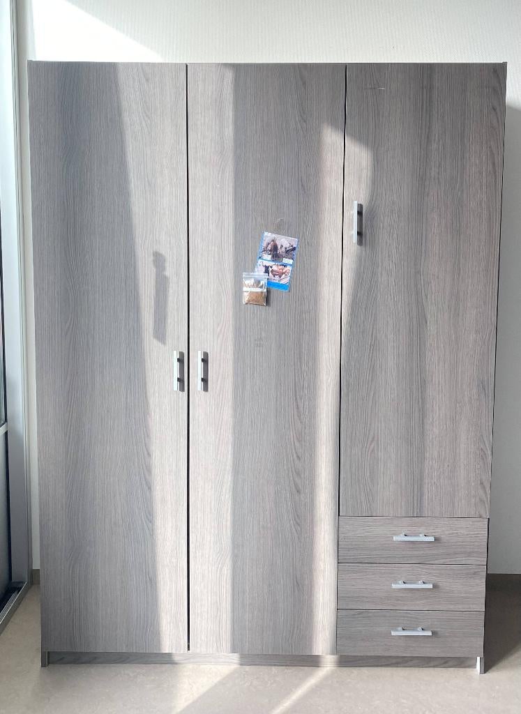 Leen Bakker Sprint 3-deurs kledingkast 200 x 147 cm, Huis en Inrichting, Kasten | Kledingkasten, Gebruikt, 100 tot 150 cm, Modern
