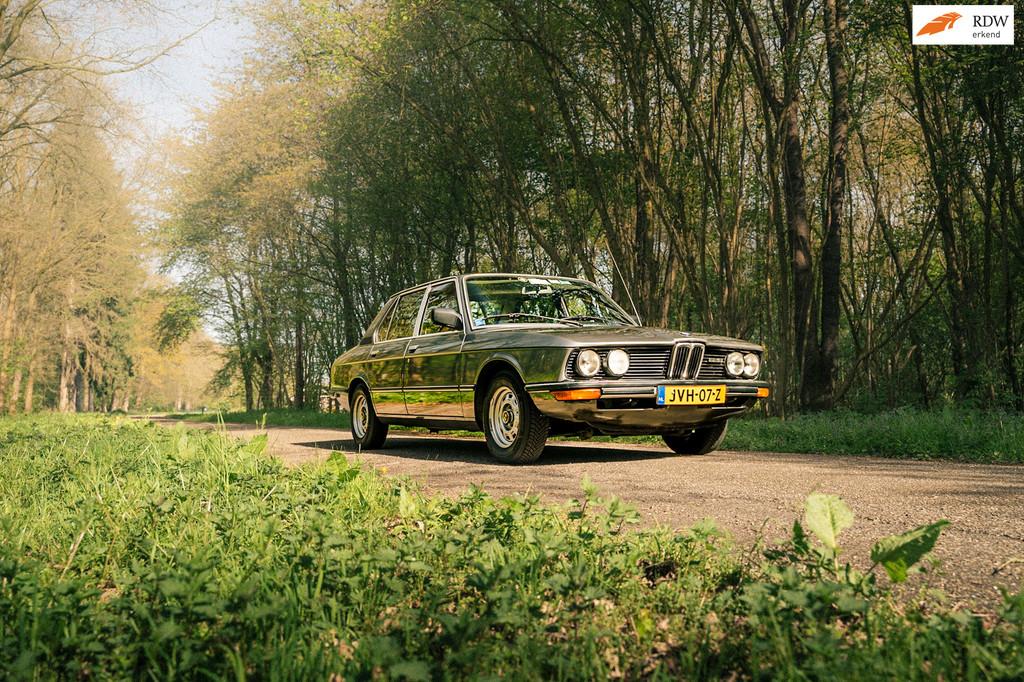 BMW 5-serie 520/6 E12 / 52.500km / Bodem 100% hard!, Auto's, Achterwielaandrijving, 122 pk, Bedrijf, Handgeschakeld