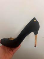 Zwarte suède pumps met gouden hak - Maat 39, Kleding | Dames, Schoenen, Ophalen of Verzenden, Zo goed als nieuw, Zwart, Pumps