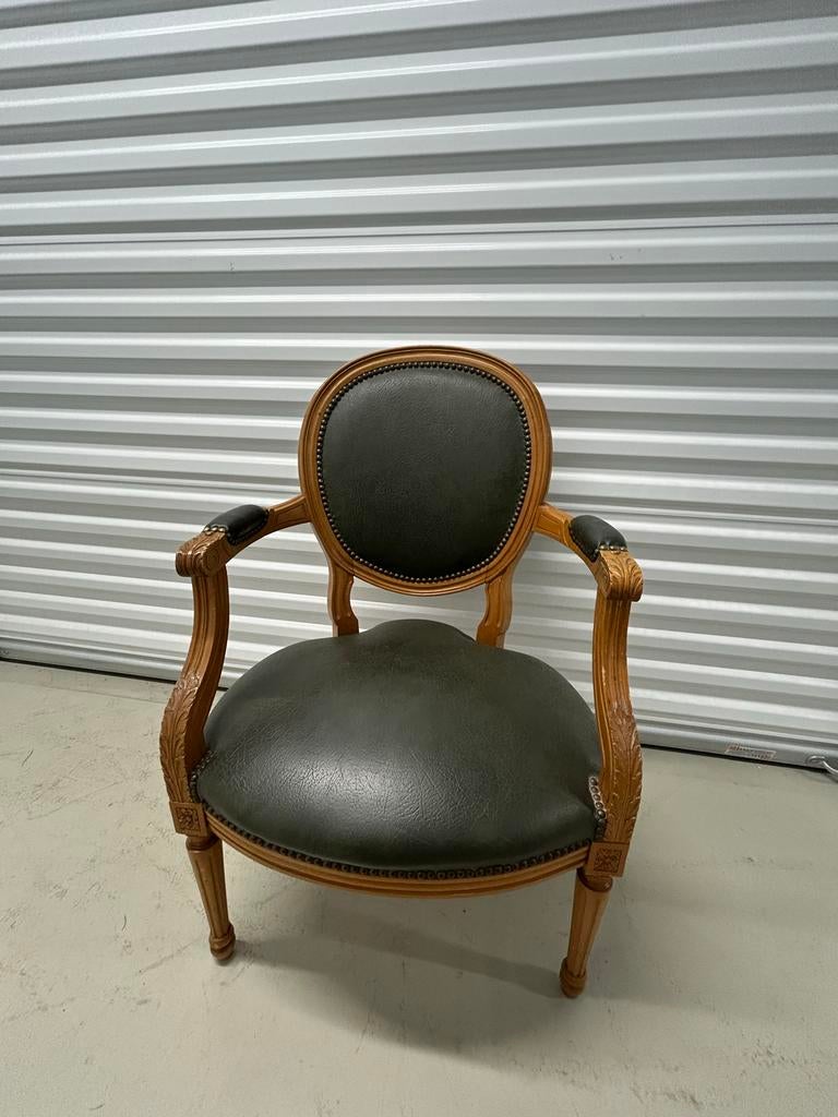 Elegante Louis XVI stijl fauteuil met groen lederen bekledin, Ophalen