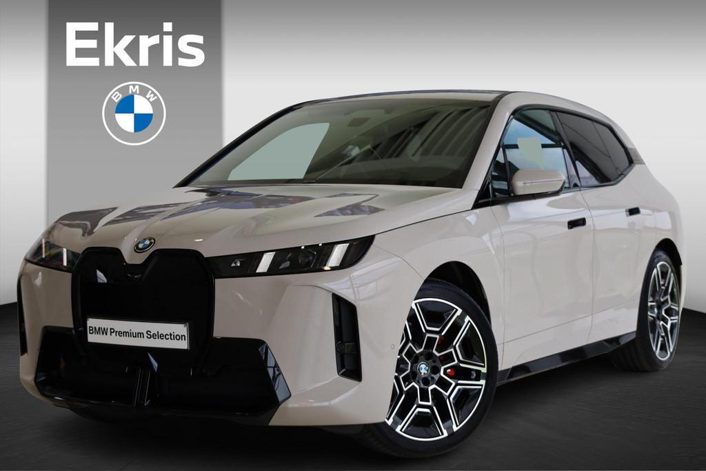 BMW iX xDrive60 | M Sportpakket Pro | Harman/Kardon | Drivin, Auto's, BMW, Automaat, Stof, Zwart, Met garantie (alle)