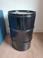 Zwart olievat voor mancave, Ophalen