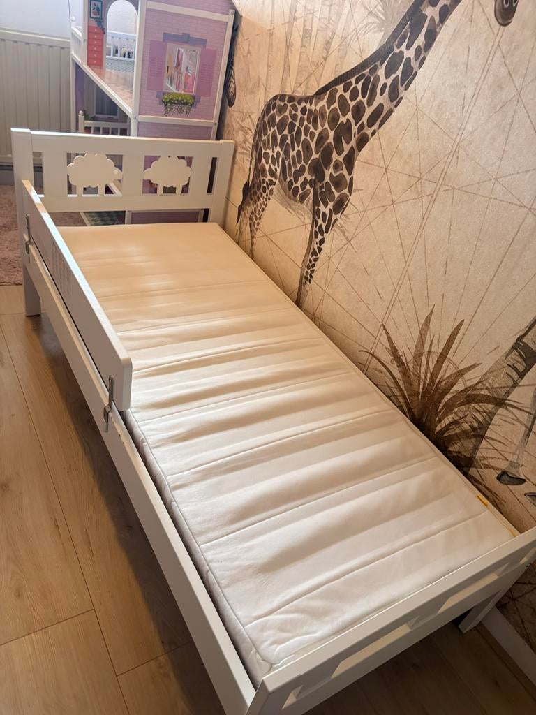 Peuterbed met uitvalbeveiliging en matras, Ophalen, Zo goed als nieuw, Matras