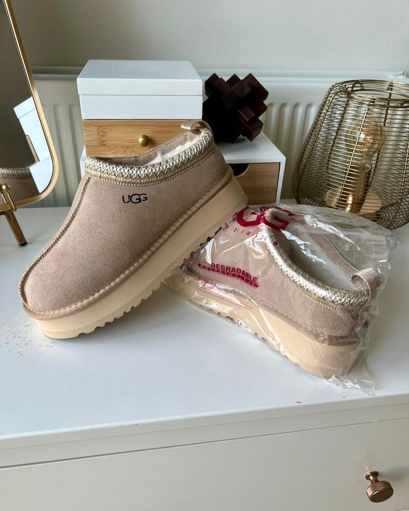 UGG Tazz II - Zandkleur - Maat 40, Kleding | Dames, Schoenen, Nieuw, Pantoffels of Sloffen, Beige, Ophalen of Verzenden