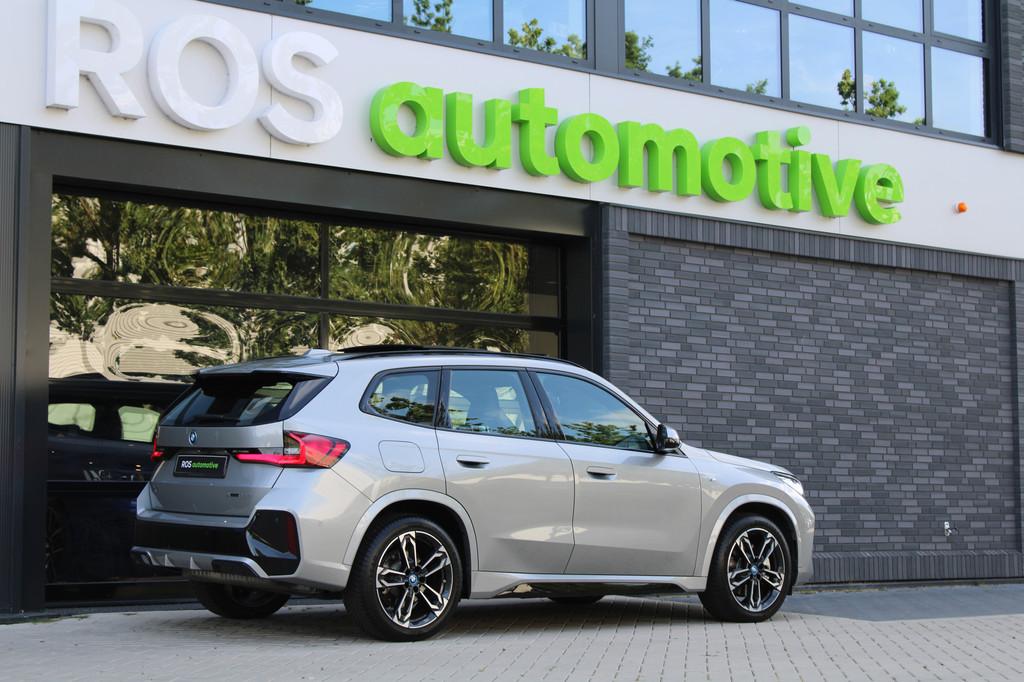 BMW X1 xDrive30e | PANO | M-SPORT | 360 | HUD | KEYLESS | ST, Auto's, BMW, Zwart, 16 kWh, Plug-in hybride, Bedrijf