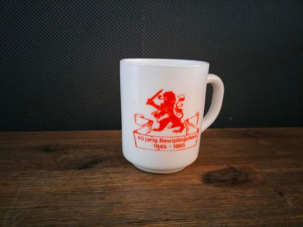 Vintage Arcopal mok 40 jaar bevrijding 1945 1985., Verzamelen, Ophalen of Verzenden, Gebruikt