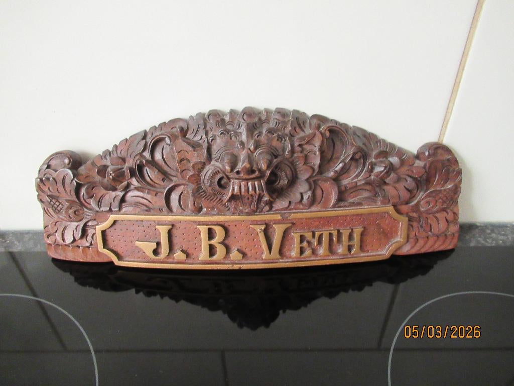INDONESISCH HOUTSNIJWERK - NAAMPANEEL- op BUREAU -J.B. VETH, Antiek en Kunst, Overige onderwerpen, Art nouveau, Ophalen of Verzenden