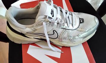 Nike Zilver Wit / White Metallic Silver SCHOENEN Dames 40 beschikbaar voor biedingen