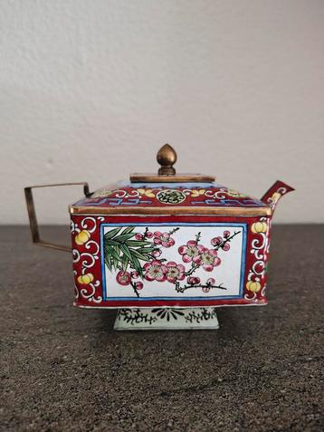 Vintage Chinese Vierkante Theepot  beschikbaar voor biedingen