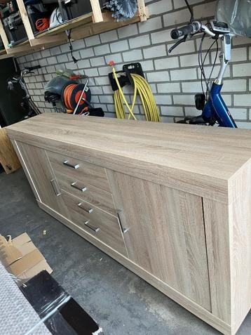 Lichthouten Dressoir eventueel met bijpassende hoge kast beschikbaar voor biedingen