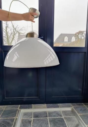 Ronde en moderne witte hanglamp beschikbaar voor biedingen