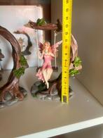 ENGEL OP SCHOMMEL 13,5 cm hoog 9 cm breed €14,95, Ophalen of Verzenden, Nieuw, Religie