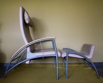 Vintage loungefauteuil + voetenbank + kussen in echt leder beschikbaar voor biedingen
