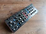 Behringer model D met twee ietwat losse knopjes, Muziek en Instrumenten, Synthesizers, Ophalen of Verzenden, Zo goed als nieuw