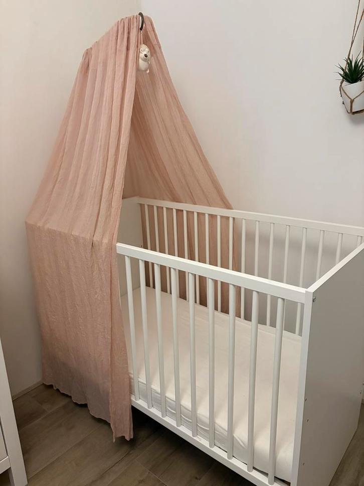 Ledikant 60x120 cm + matras, hoeslakens en klamboe, Kinderen en Baby's, Babywiegjes en Ledikanten, Zo goed als nieuw, Ledikant