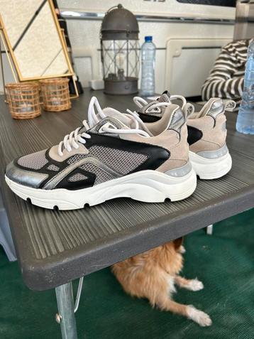 Sneakers Manfield beschikbaar voor biedingen