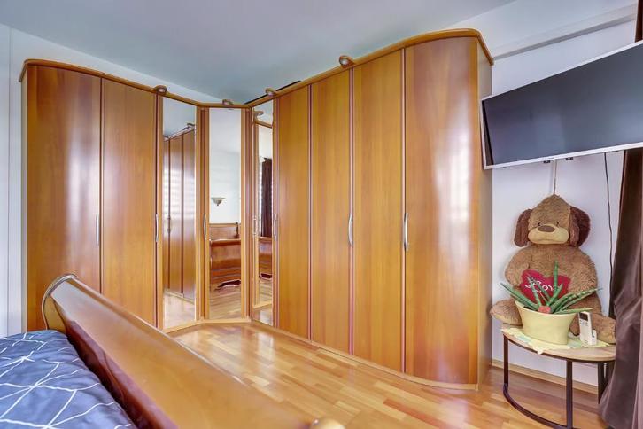 Hoek kledingkast – massief houtlook met spiegels, Huis en Inrichting, Kasten | Kledingkasten, Zo goed als nieuw, 200 cm of meer