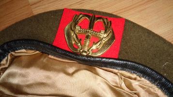 Baret leger met embleem stoottroepen beschikbaar voor biedingen