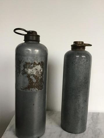 Antieke, oude metalen warmwaterkruik beschikbaar voor biedingen