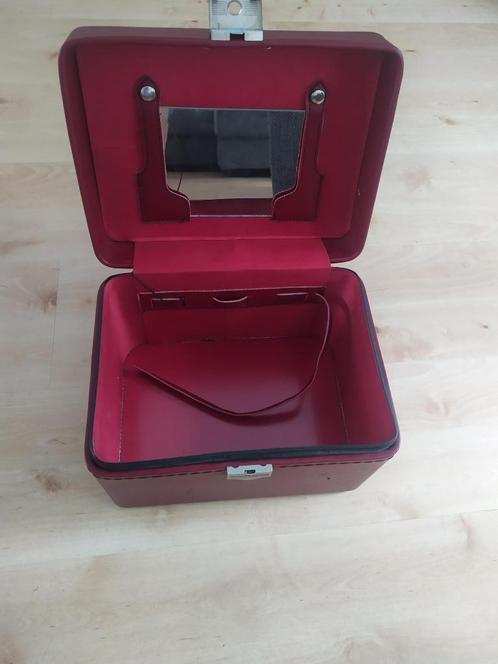 Beautycase kunstleer, Sieraden, Tassen en Uiterlijk, Beautycases, Gebruikt, Hardcase, Rood, Met slot, Met spiegeltje(s), Ophalen