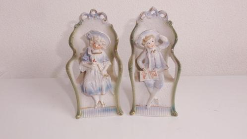 Beeldjes, man en vrouw in stoel, antiek porselein E, Antiek en Kunst, Antiek | Porselein, Ophalen of Verzenden