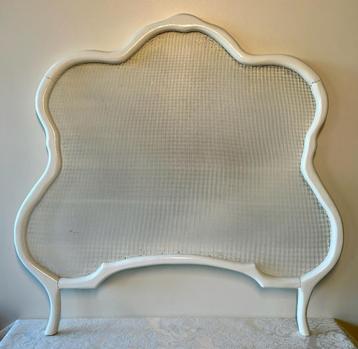 Houten wit gelakte oude raamhor met gaas. beschikbaar voor biedingen