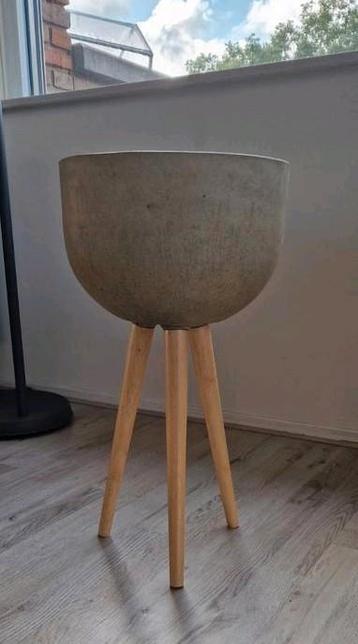 Bloempot op houten poten – Ø 40 cm beschikbaar voor biedingen