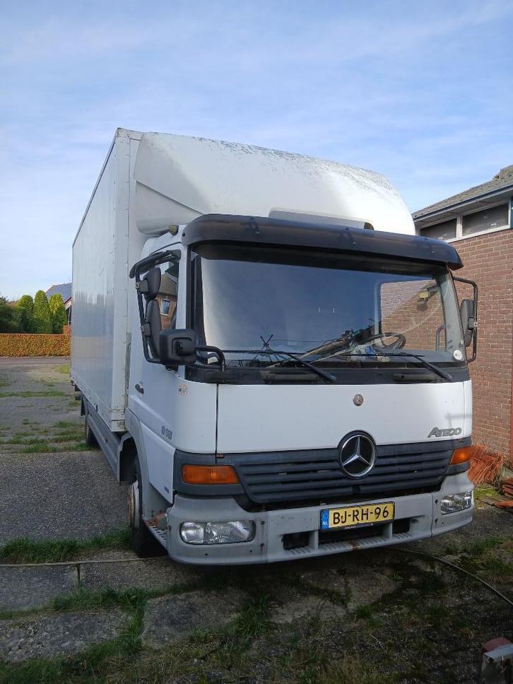 MERCEDES ATEGO MEUBELBAK MET LAADKLEP., Auto's, Vrachtwagens, Particulier, Mercedes-Benz, Diesel, Handgeschakeld, Wit, Grijs, Stof