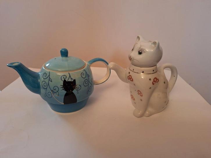 2 theepotjes met thema katten. 1 blauw en 1 wit, Huis en Inrichting, Keuken | Servies, Zo goed als nieuw, Overige typen, Overige stijlen