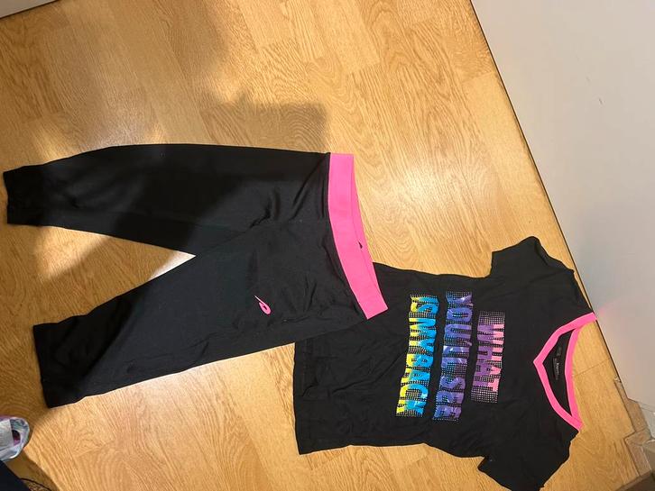 140/146 sportset 3/4 broek en tshirt stretch, Kinderen en Baby's, Kinderkleding | Maat 140, Gebruikt, Meisje, Sport- of Zwemkleding