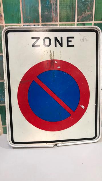 Verboden te parkeren bord.  beschikbaar voor biedingen