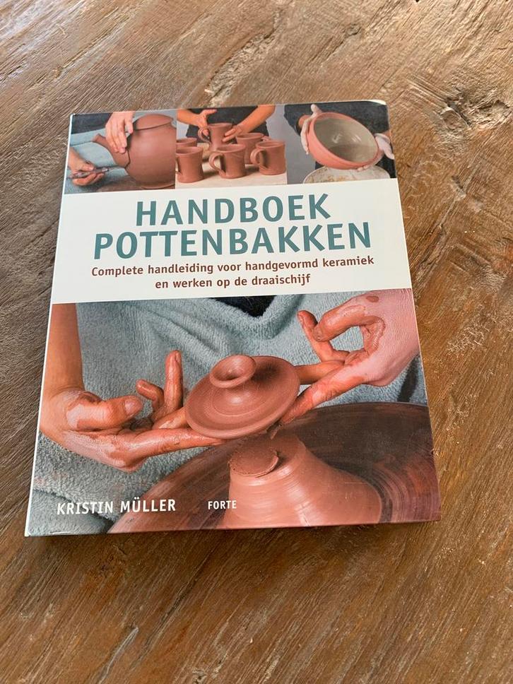 Handboek Pottenbakken van Kristin Muller, Hobby en Vrije tijd, Pottenbakken, Zo goed als nieuw, Ophalen of Verzenden