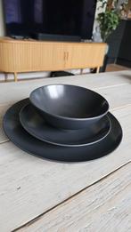 Servies set - Borden en kom, Huis en Inrichting, Keuken | Servies, Ophalen, Zo goed als nieuw, Effen, Compleet servies